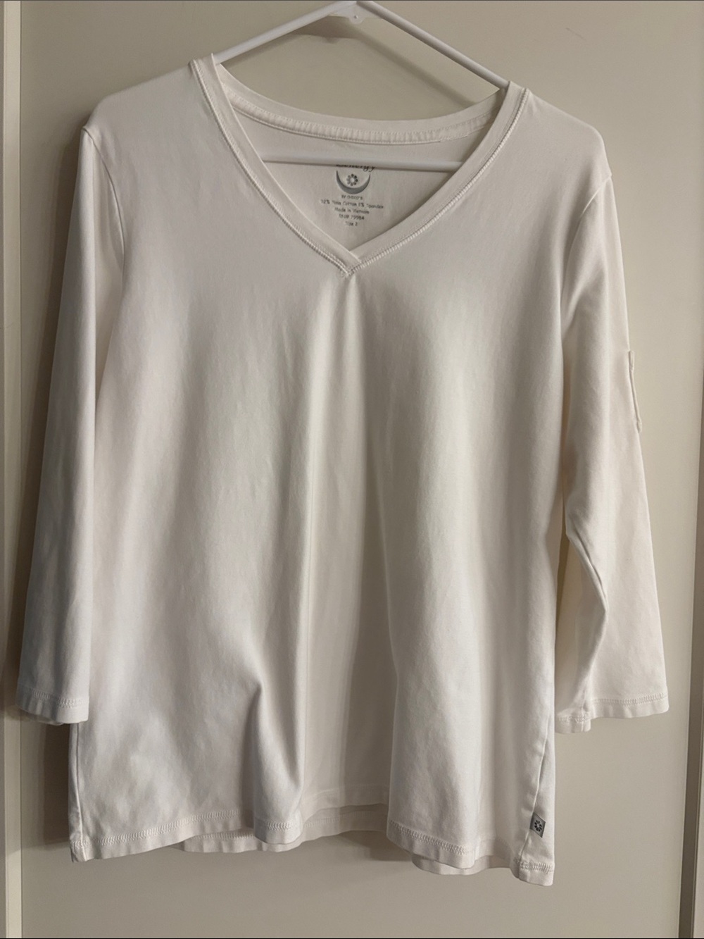 Chicos Zenergy Women's White V-Neck 3/4 Sleeve Top size 12 (Chicos size 2)